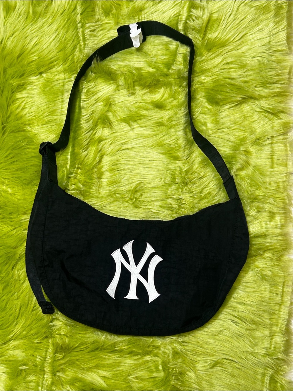 NWT Baggu X New York Yankees Medium Crescent Nylon Shoulder Bag
